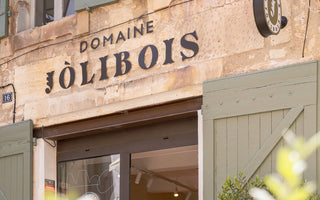 Domaine Jòlibois ouvre une nouvelle boutique à Saint-Rémy-de-Provence ! Découvrez notre Provence Confidentielle où notre terroir d’exception exprime toute sa singularité.