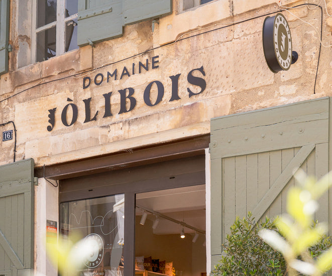 Domaine Jòlibois ouvre une nouvelle boutique à Saint-Rémy-de-Provence ! Découvrez notre Provence Confidentielle où notre terroir d’exception exprime toute sa singularité.